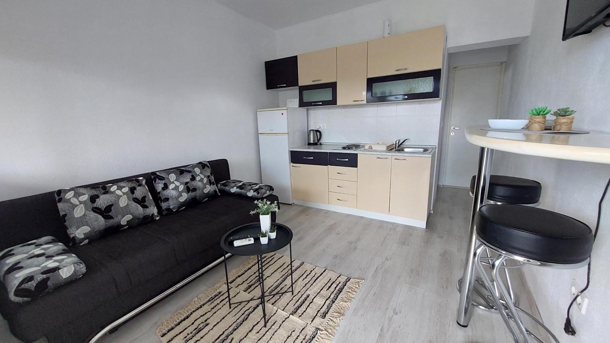 Apartmani Zana Pirovac Buitenkant foto
